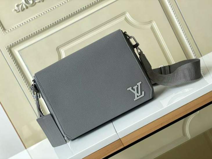 Picture of Louis Vuitton Mens Bags _SKUfw116079788fw